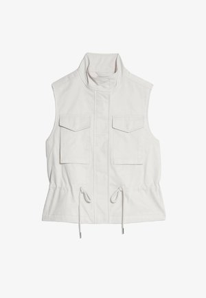 Bílý bezrukávový svetr vyrobený z bavlny, s vysokým límcem, dvěma předními kapsami a stahovacími šňůrkami v pase pro nastavitelnou velikost. Hladká textura.