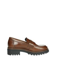 Mocassino in pelle marrone con punta arrotondata, dettagli sulla parte superiore e una suola in gomma nera spessa con un motivo di battistrada.