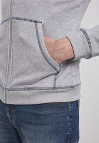 Urban Classics CONTRAST FLATLOCK STITCHED  - Cipzáras pulóver - grey/darkblue