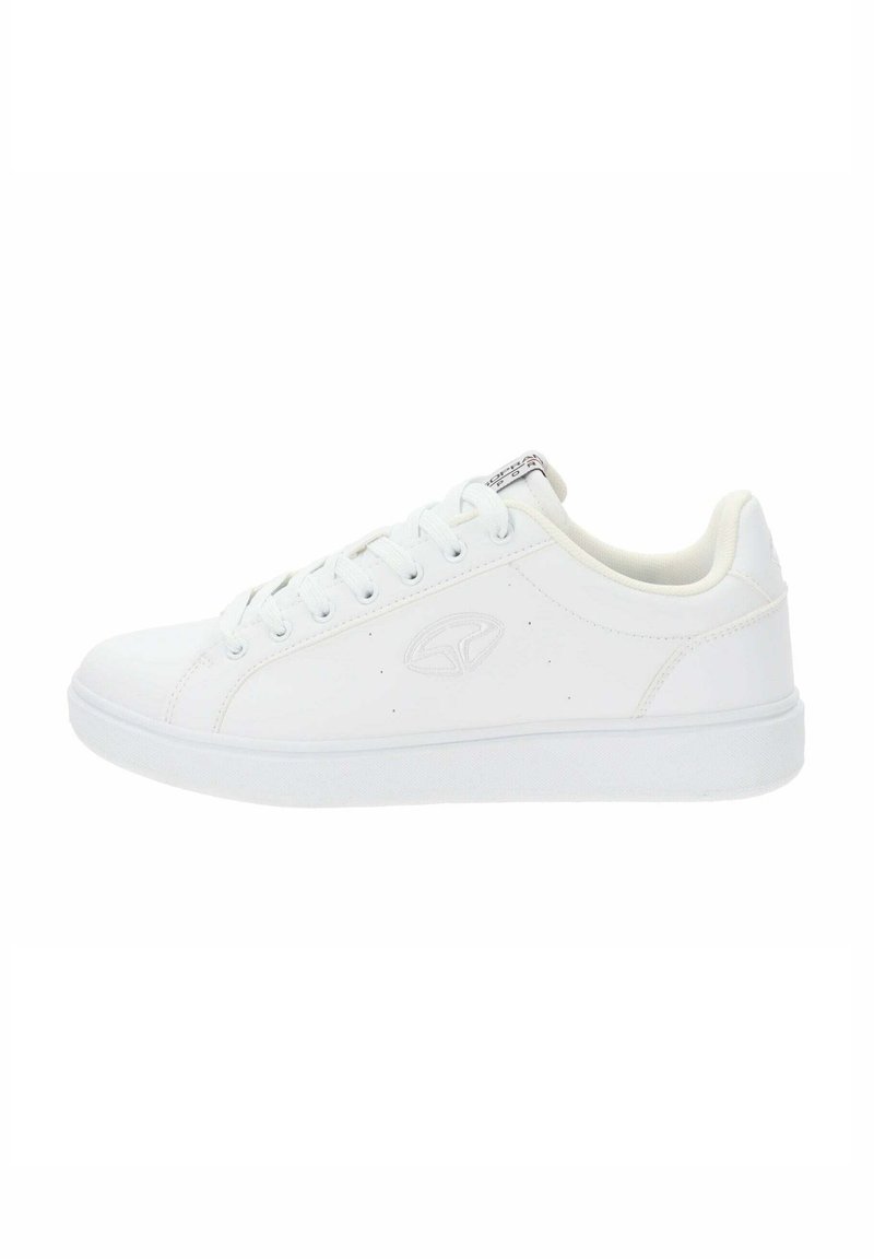 Sneaker bianco con tomaia in pelle liscia, suola piatta in gomma bianca, punta rotonda e sei occhielli per i lacci. Dettaglio del logo discreto sul lato.
