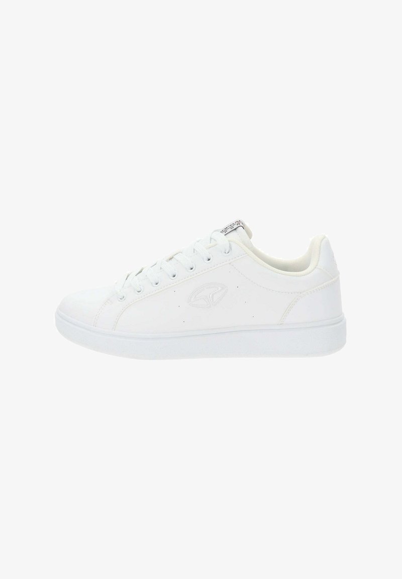 Biała sneakerka z gładką skórzaną cholewką, płaską białą gumową podeszwą, okrągłym noskiem i sześcioma otworami na sznurówki. Subtelny detal logo po boku.