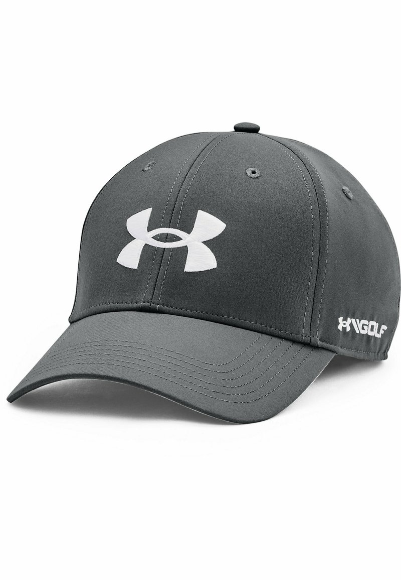 Szara czapka z miękkiego materiału z wygiętym daszkiem, z dużym białym logo Under Armour z przodu i małym tekstem po boku.