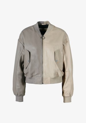 Chaqueta bomber de cuero beige con cierre de cremallera en el frente, puños y cintura acanalados, y dos bolsillos frontales en ángulo. Diseño ligeramente corto.