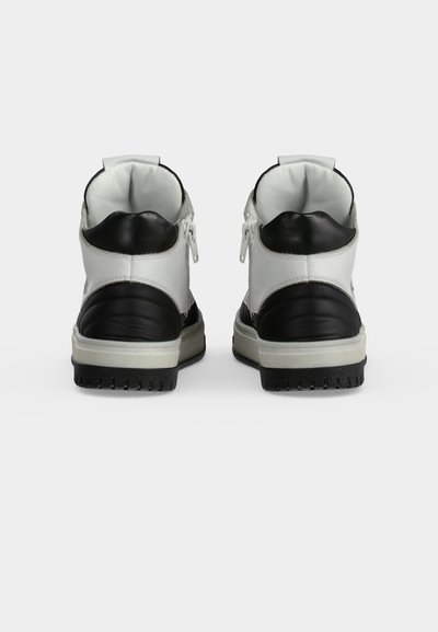 Paire de baskets montantes en cuir noir et blanc vues de dos, avec cols matelassés visibles et fermetures éclair latérales.