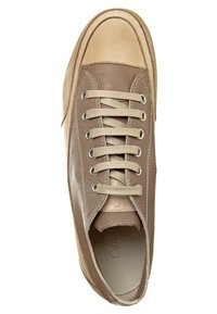 Baskets en cuir marron avec bout et lacets beiges, vues de dessus montrant les coutures et les œillets métalliques.