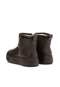 Paar dunkelbraune Lederstiefeletten mit dicken Sohlen, beigen Nähten und Zugschlaufen, von der Rückansicht auf weißem Hintergrund gezeigt.