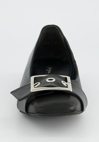 Ballerine plate en cuir noir avec un bout arrondi, dotée d'une boucle carrée argentée et d'une finition lisse et brillante.