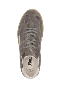 Sneaker en suède gris avec un dessus texturé, des lacets plats gris et une semelle en caoutchouc beige clair. À l'intérieur, semelle intérieure avec marquage et un rembourrage doux.