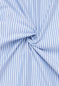 Tessuto di cotone con sottili strisce verticali blu e bianche; texture liscia; si attorciglia per mettere in risalto il motivo e il contrasto di colore.
