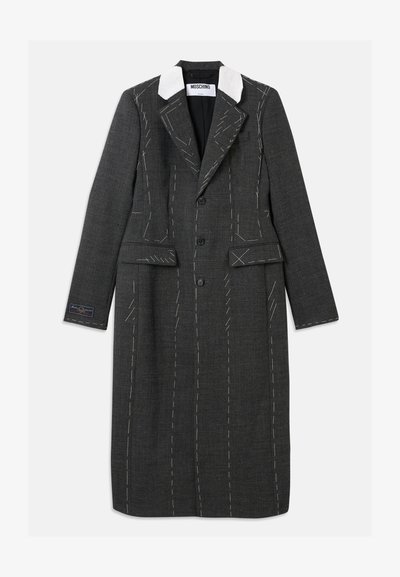 Szürke hosszú kabát fehér gallérral, szabott kialakítással, látható fehér varrási részletekkel és két elülső zsebbekkel.