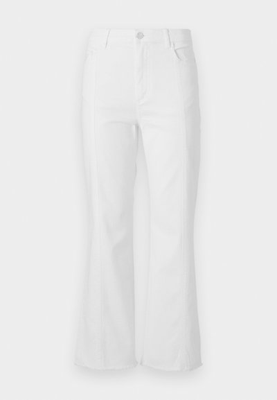 Biele rozšírené džínsy s vysokým pásom, prednými vreckami a surovým lemom. Vyrobené z džínoviny s hladkou textúrou a minimálnym šitím.