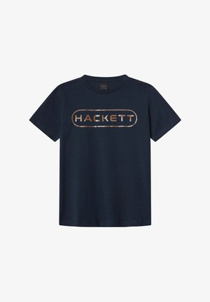 Mornarsko plava majica kratkih rukava s okruglim izrezom i metalik bakrenim logotipom "HACKETT" u središtu prsnog dijela.