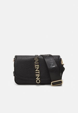 Borsa a tracolla in pelle nera con texture a ciottoli, hardware dorato e una tracolla rimovibile con il logo "VALENTINO" in caratteri in grassetto.