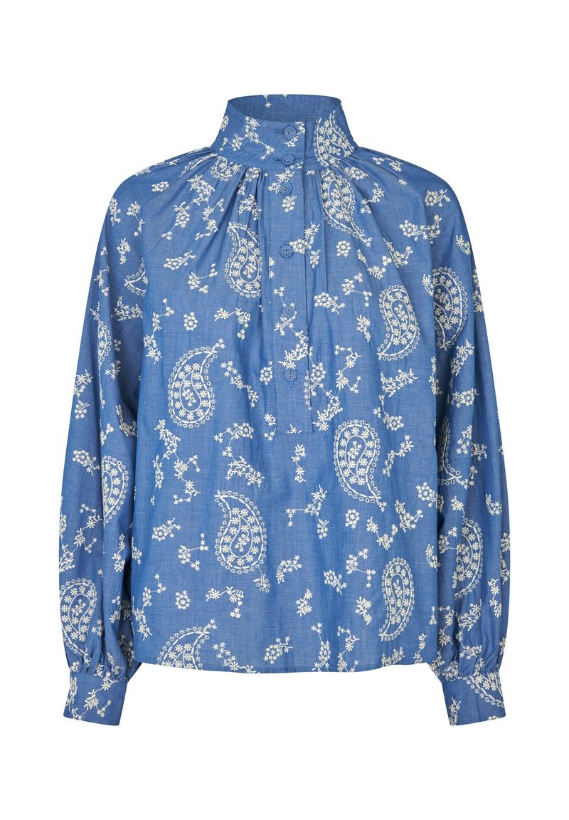 Niebieska bawełniana bluzka z wysokim kołnierzem, ozdobiona wzorem paisley i kwiatowym, z zapięciem na guziki oraz marszczeniami na ramionach i rękawach.