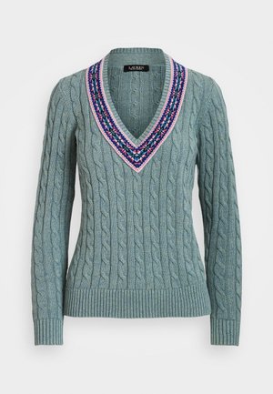 Pull en V de couleur bleu clair avec un motif en tricot à torsades, mettant en avant un col brodé multicolore. Manches longues et ourlet côtelé.