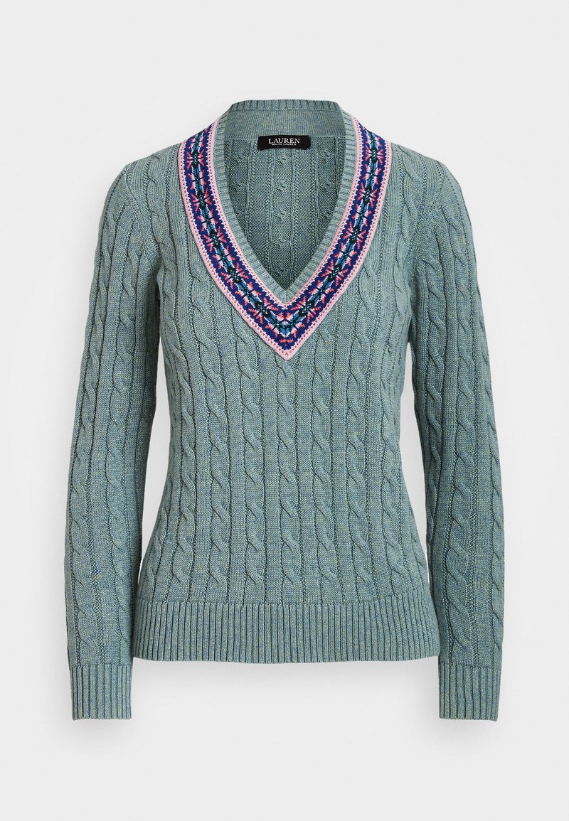 Pull en V de couleur bleu clair avec un motif en tricot à torsades, mettant en avant un col brodé multicolore. Manches longues et ourlet côtelé.