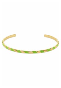 Bracciale a manica in tono oro con strisce alternate di smalto verde su una superficie liscia e lucida, con un design minimalista e estremità aperte.