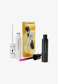 Gestapeld mascara-duo met een witte tube met zilveren accenten, een zwarte tube met textuurdesign, en een felroze applicator. Gouden doosachtergrond.