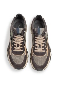 Zapatillas marrones y beige con malla texturizada y ante. Cordones beige planos, lengüeta acolchada y suelas de goma con un borde negro.