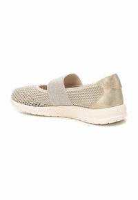 Zapatos slip-on de malla beige con acentos metálicos dorados, punta redonda y tira elástica; cuentan con tela texturizada y una suela blanca flexible.