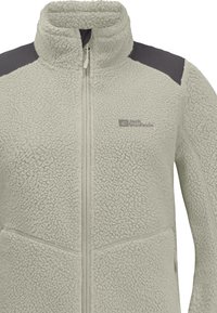 Giacca in pile grigio chiaro con colletto alto, pannelli spalla scuri a contrasto, zip frontale e tessuto morbido e strutturato.