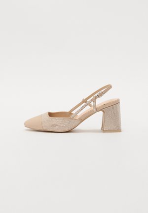 Talons slingback beiges avec un bout pointu, ornés de strass sur le dessus, et un talon carré texturé. Sangle ajustable incluse.