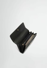 Portafoglio in pelle nera con chiusura a scatto, più scomparti e una sezione con cerniera. Presenta una texture liscia e dettagli in oro.