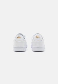 Lacoste CARNABY PRO - Športni copati - white/gold