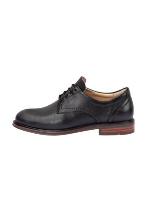 Chaussure en cuir noir avec un bout arrondi, un design à lacets, des coutures discrètes et un talon en bois avec un accent rouge. Texture lisse et forme classique.