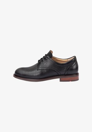 Chaussure en cuir noir avec un bout arrondi, un design à lacets, des coutures discrètes et un talon en bois avec un accent rouge. Texture lisse et forme classique.