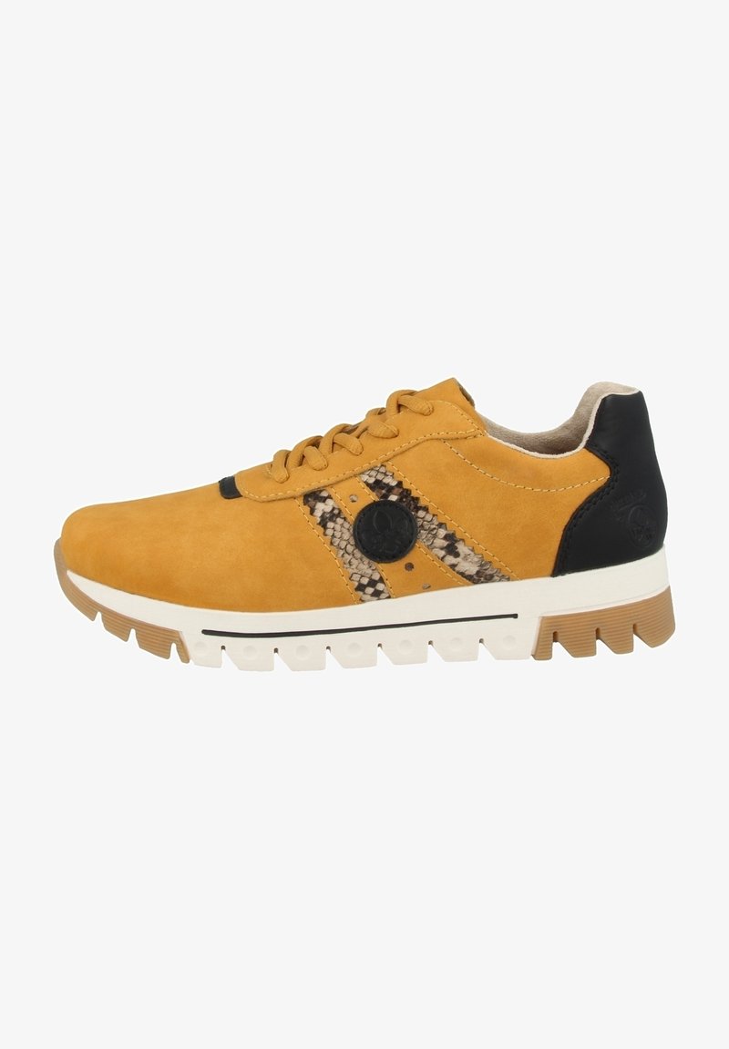 Baskets en suede jaune avec des accents noirs, détail en imprimé serpent, logo rond sur le côté, semelle blanche et brune, et surface texturée.