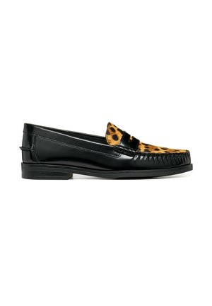 Mocasín de cuero negro con pelo estampado de leopardo en la parte delantera y detalles cosidos a lo largo de la puntera, suela plana y tacón bajo.