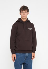 Pullover hoodie in donkerbruin katoenmix, met een voorzak, verstelbare trekkoordkap en een gedrukt logo op de linkerkant van de borst.