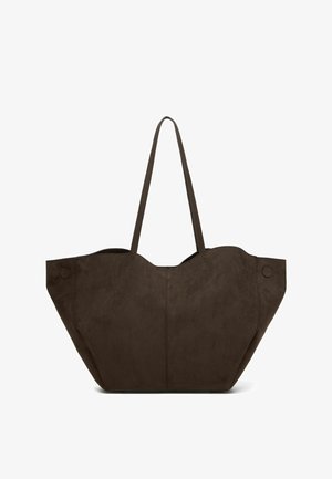 Rjava ante tkanina torba z dolgimi ročaji, širokimi stranicami in edinstvenim cik-cak zgornjim dizajnom. Ima okrasne šive in zaobljene vogale.