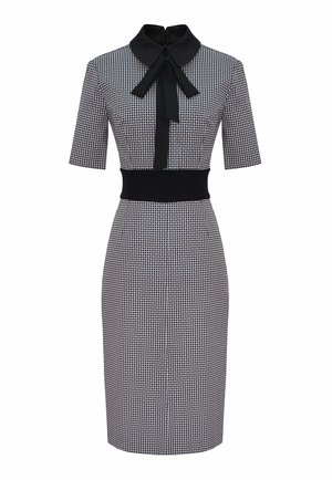 Sukienka midi w czarno-biały wzór, z półdługimi rękawami, szerokim czarnym pasem w talii oraz czarnym kołnierzem z detalem w formie kokardki.