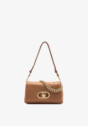 Borsa a tracolla in pelle marrone con catena dorata e logo ovale in metallo. Texture morbida, forma rettangolare e finitura liscia.