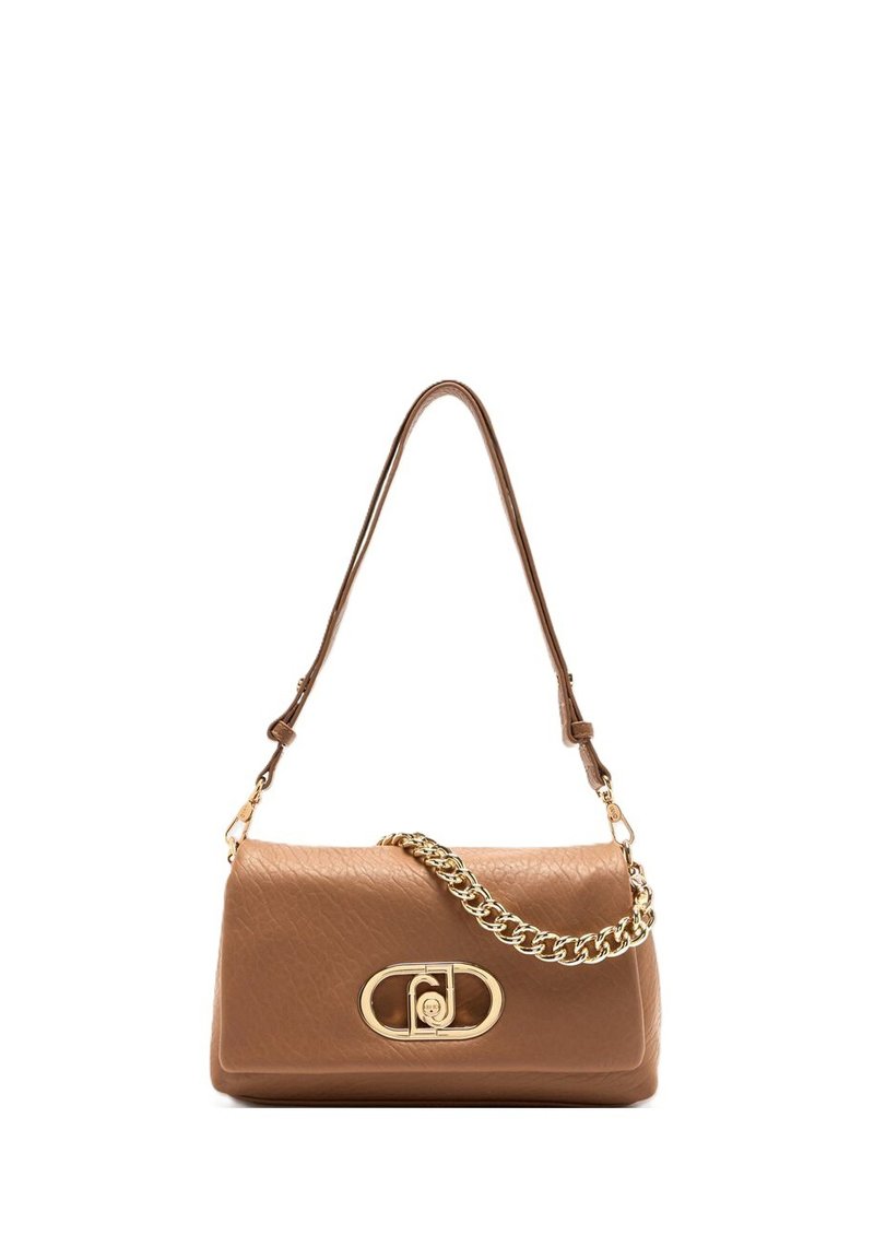 Bolso de cuero marrón con una correa de cadena dorada y un logotipo ovalado de metal. Textura suave, forma rectangular y acabado liso.