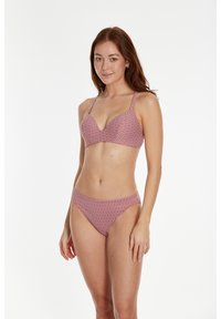 Crveni bikini set s uzorkom s trokutastim gornjim dijelom i donjim dijelom niskog struka; ima podesive naramenice i geometrijski dijamantni uzorak.