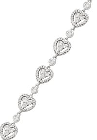 Bracciale in argento con link a forma di cuore alternati, decorato con piccole pietre in zirconia cubica, che presenta una finitura lucida e una lavorazione dettagliata.