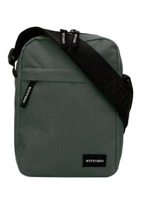 Graue rechteckige Umhängetasche aus strapazierfähigem Material, mit verstellbarem schwarzen Trageriemen und Logo-Patch. Vordertasche mit Reißverschluss für zusätzlichen Stauraum.