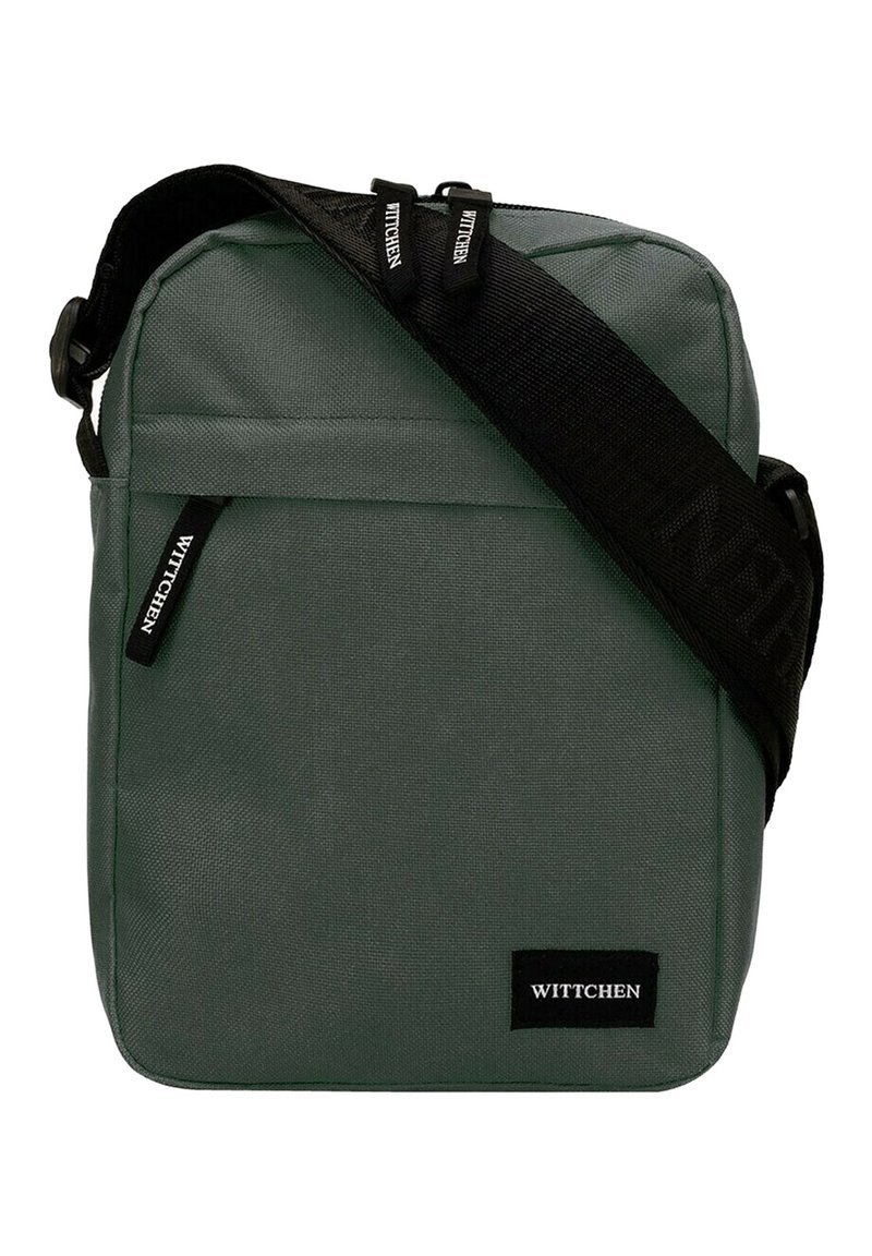 Graue rechteckige Umhängetasche aus strapazierfähigem Material, mit verstellbarem schwarzen Trageriemen und Logo-Patch. Vordertasche mit Reißverschluss für zusätzlichen Stauraum.