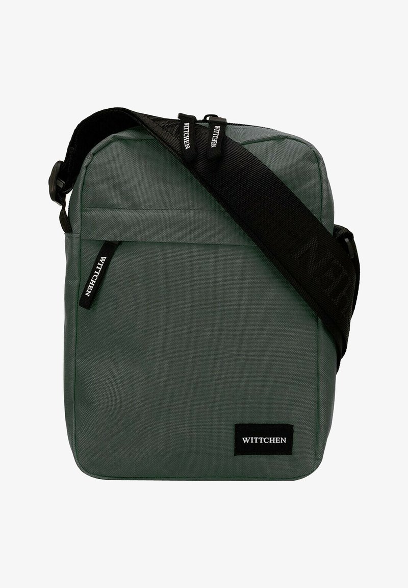 Borsa a tracolla rettangolare grigia realizzata in tessuto resistente, con una tracolla nera regolabile e un'etichetta con logo. Tasca frontale con zip per ulteriore spazio di stoccaggio.