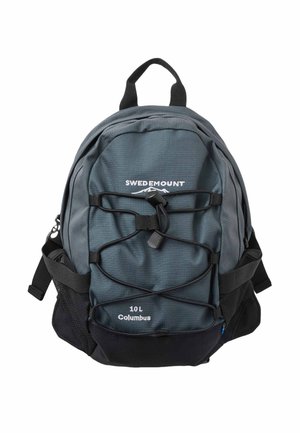 Compact grijze en zwarte 10L rugzak met elastische koorden aan de voorkant, zijvakken van gaas, bovenhandgreep en "Swedemount"-branding.