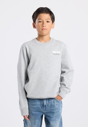 Grijze sweatshirt met een ronde hals, lange mouwen en een losse pasvorm. Bevat witte grafische tekst op de linkerkant van de borst. Gepaard met een blauwe spijkerbroek.