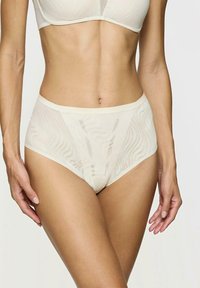 Bragas de talle alto beige hechas de tela transparente con sutiles patrones de ondas y una cinturilla suave, diseñadas para la comodidad y el ajuste.