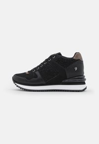 Scarpe sportive nere con una tomaia testurizzata, pannelli in suede e mesh, e una suola bianca con un accento nero nell'area del tallone.