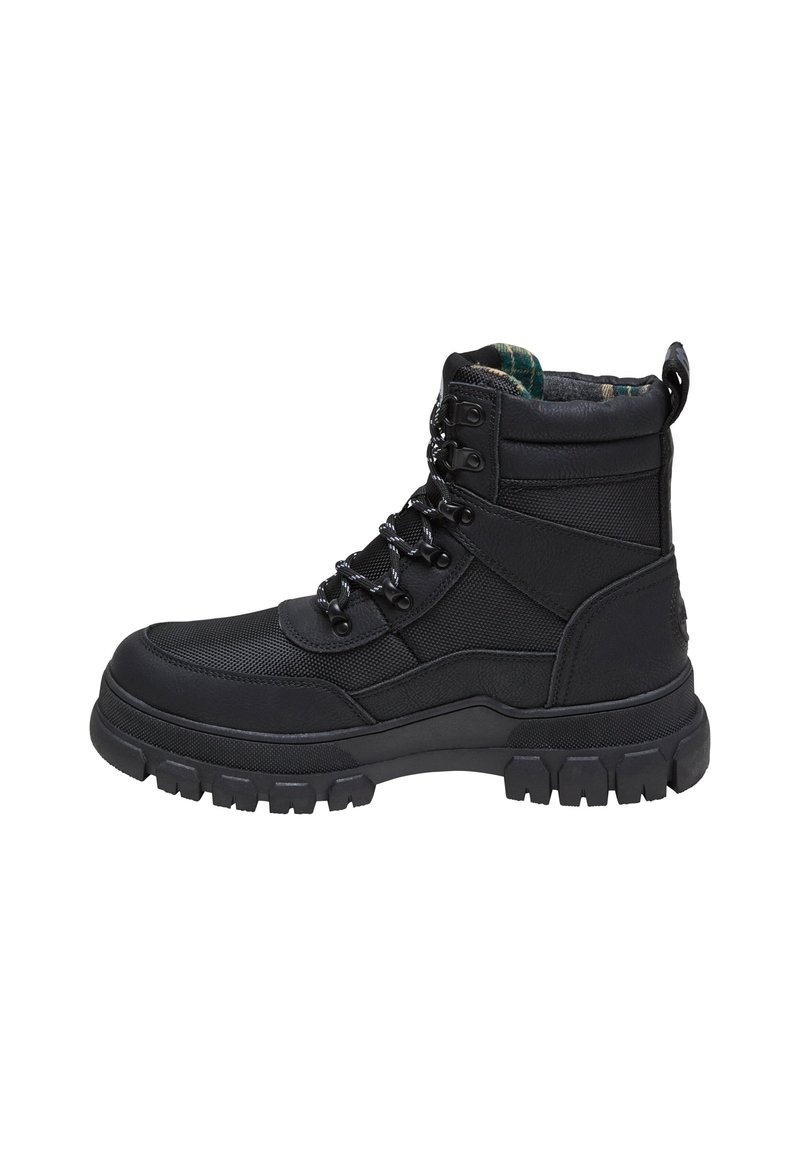 Botas de senderismo negras con un upper sintético texturizado, cuello acolchado, diseño de cordones y suela de goma resistente para un mejor agarre.