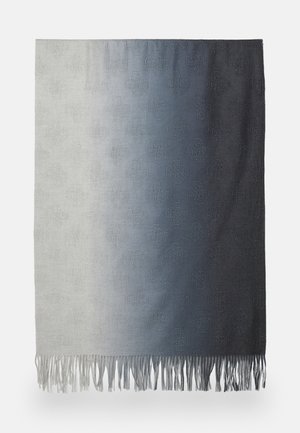 Plaid per coperta ombre con un gradiente dal grigio chiaro al blu scuro, con intricati motivi in rilievo e bordi frangiati.