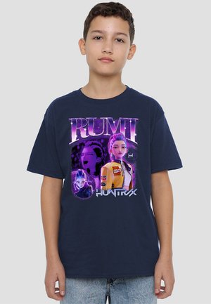 Navyblaues Baumwoll-T-Shirt mit lebhaftem Grafikdruck von Figuren und dem Text "RUMI" und "HUNTRX" in Lila und Weiß. Kurze Ärmel.