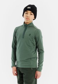 Pullover verde con zip, colletto alto e maniche lunghe, caratterizzato da un logo e dettagli a coste, indossato con pantaloni verdi coordinati.